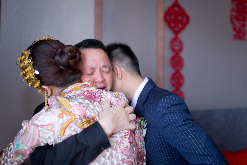 很久没有遇到这么感人的一幕了,父亲送女儿出嫁,上一秒都有说有笑的,下一秒拥抱时却大哭起来。