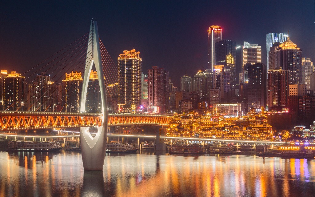重庆的标志建筑洪崖洞和千厮门大桥夜景