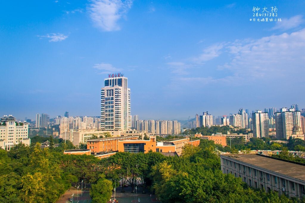 夕阳下的重庆大学主教学楼