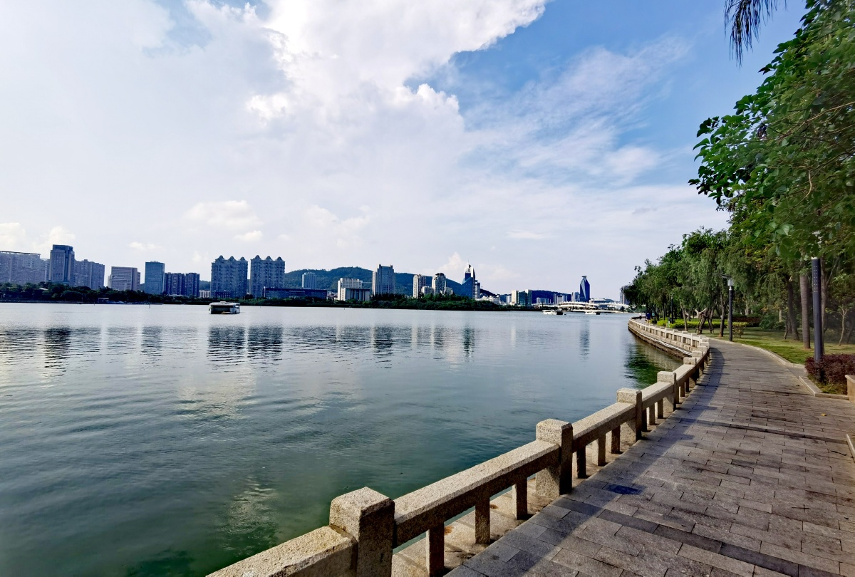 城市湖景