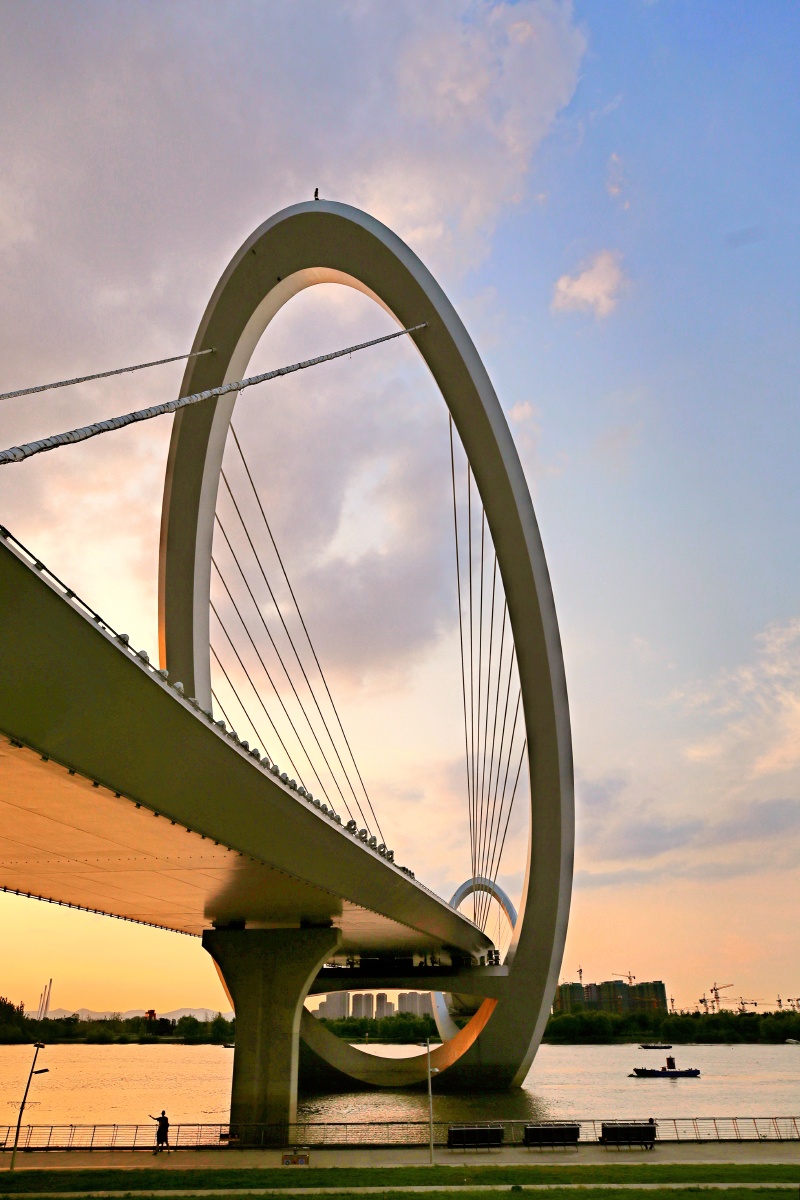 夕阳下的南京眼