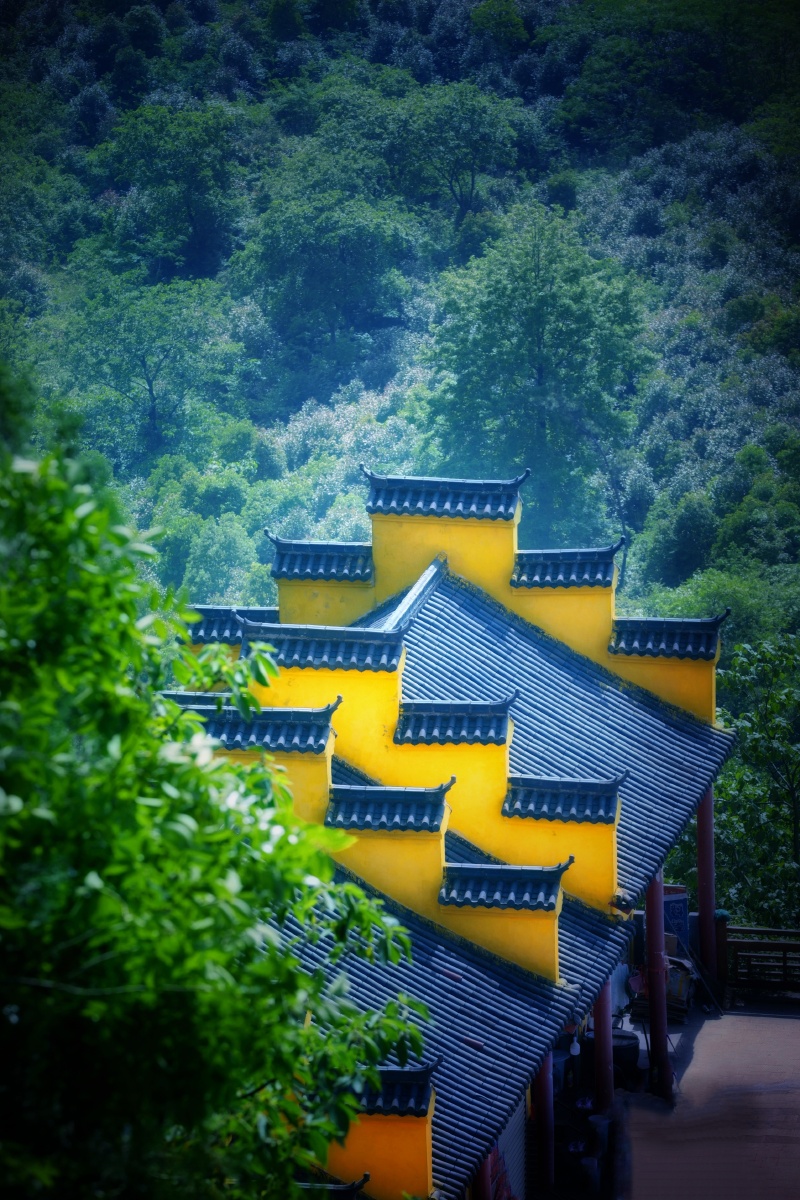 青山裹古寺古寺绕巨岩