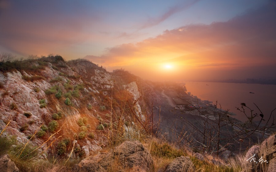 taken in MUFU mountain.on 2th Jan 2015<br />
和朋友爬了3座山头来到机位，看到眼前的景色也觉得不虚此行了！左边是幕府山，右边是长江，落日下，金色萨满大地，美妙绝伦。