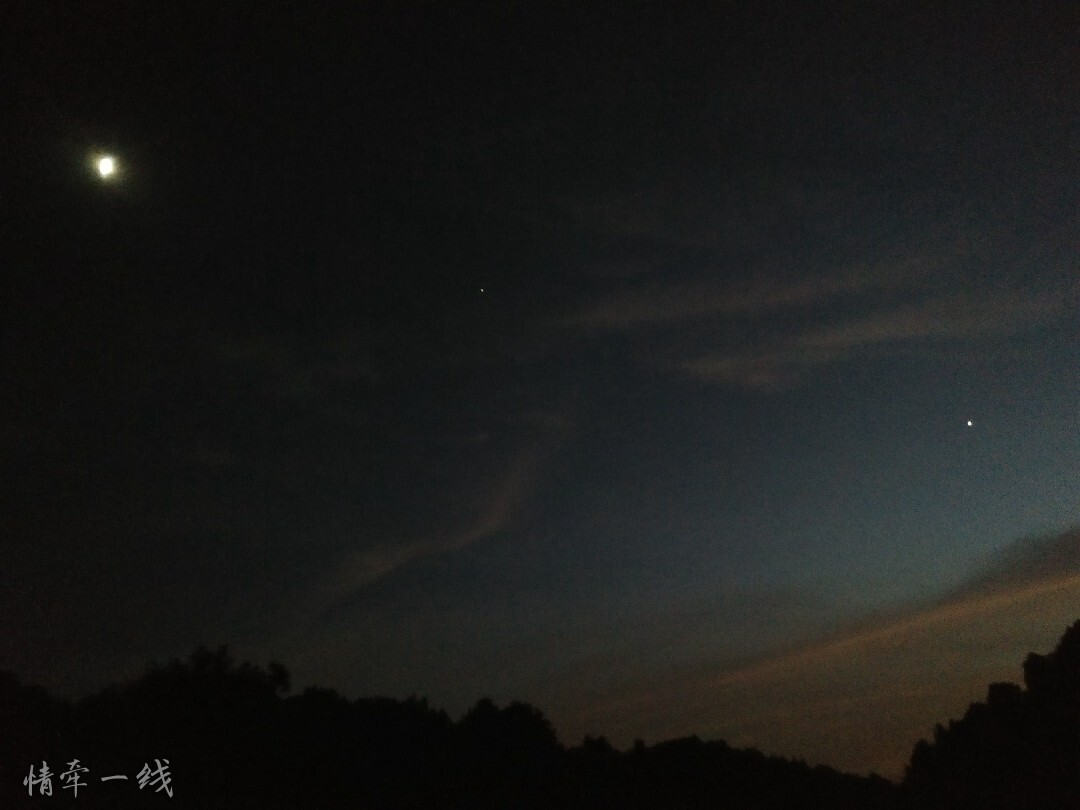 大坳的天空 . 情牵一线   月领星，星望月，一路走，自有情。
