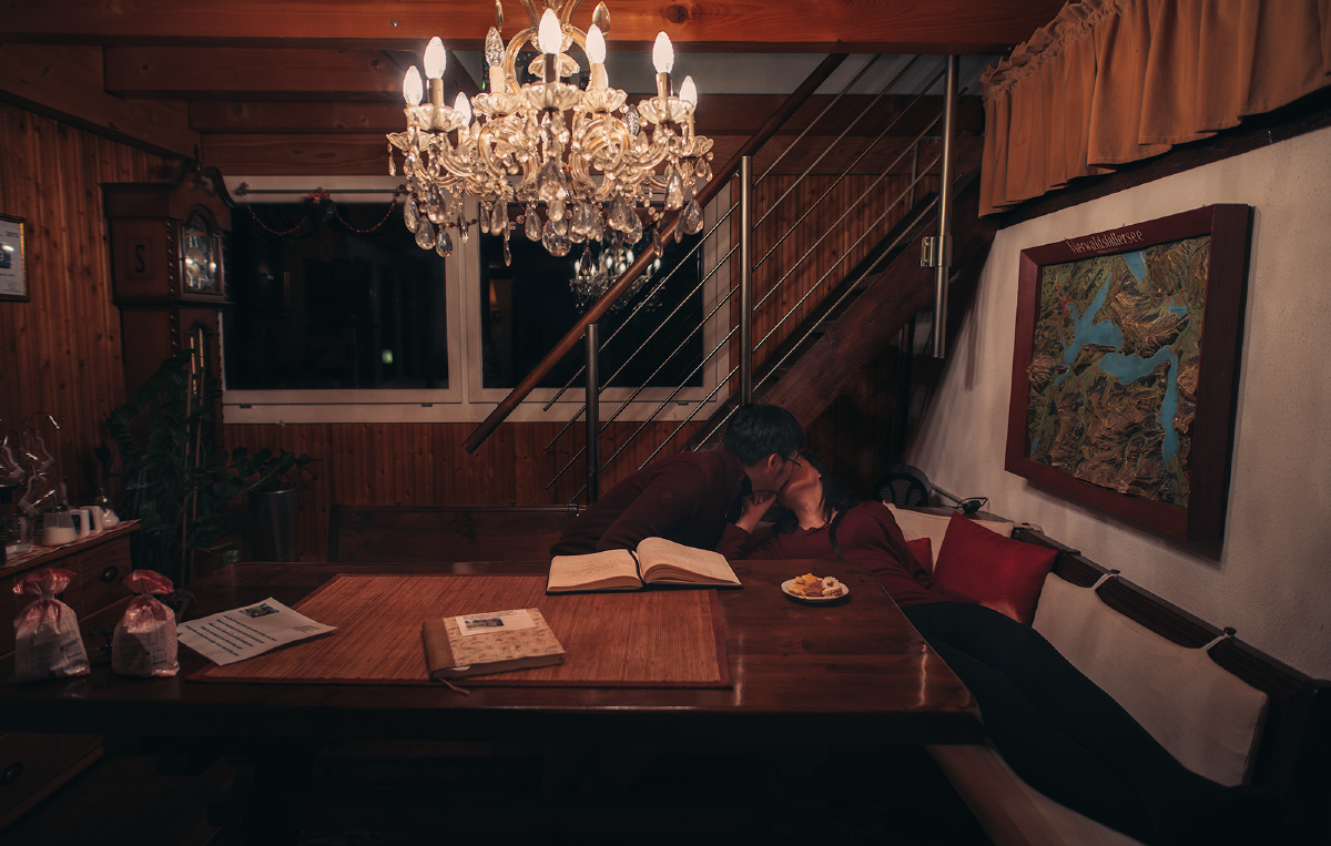 平安夜在一对慈善的老夫妇家过夜.