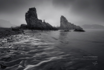 礁石上的垂钓人