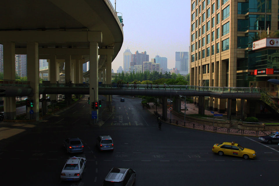 延安高架桥下的淮海中路路口