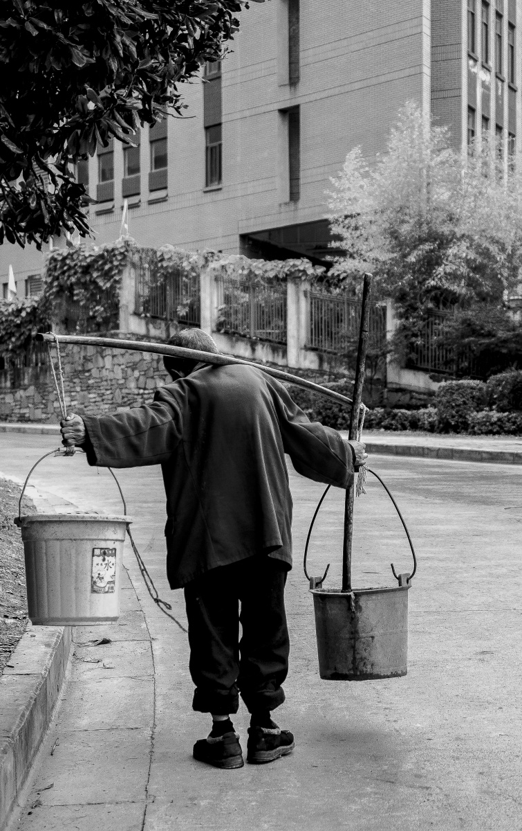 这是一个80多岁老人的长征路挑粪种菜的路上