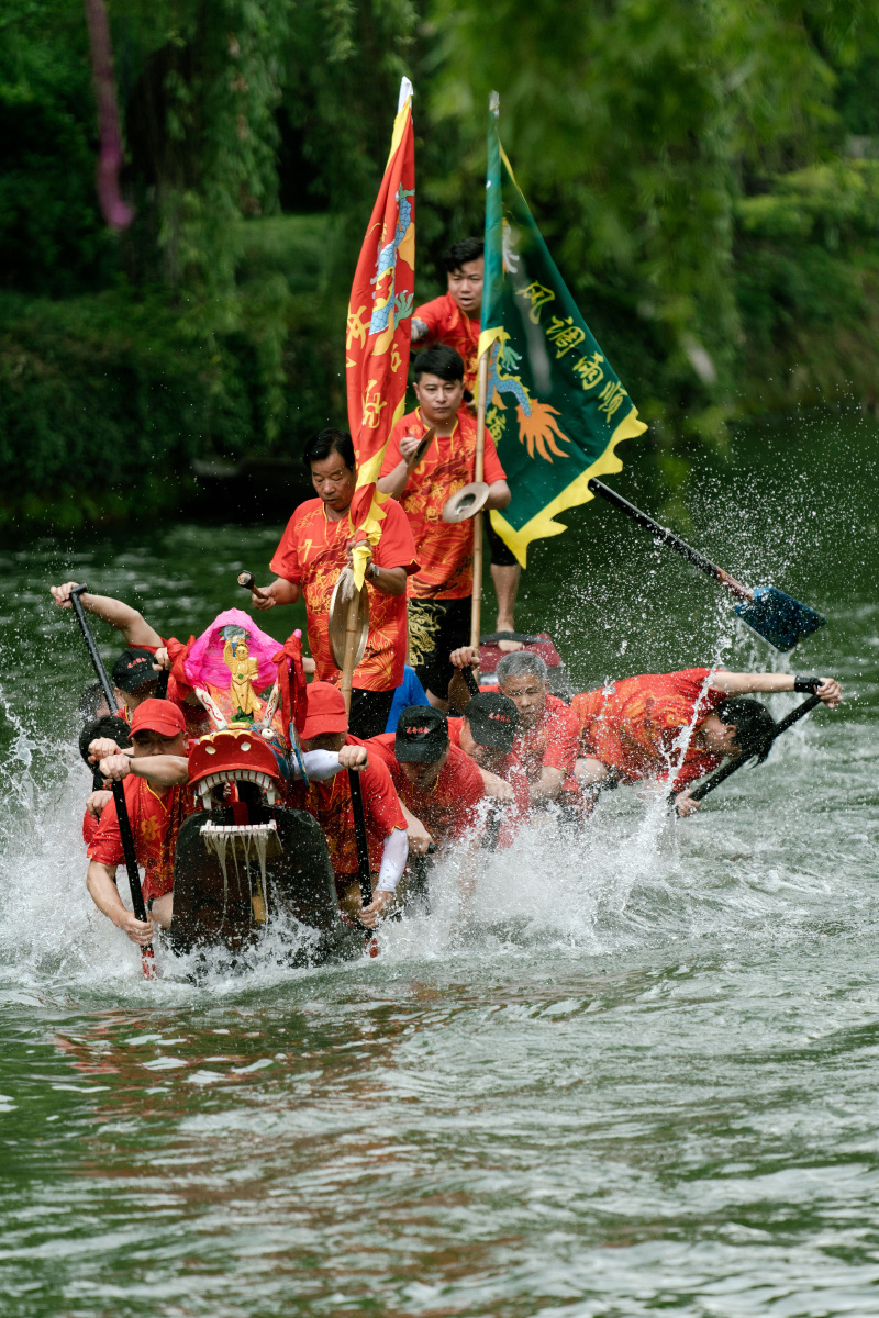 端午安康02午后原住民在紫金港划龙舟欢度传统佳节