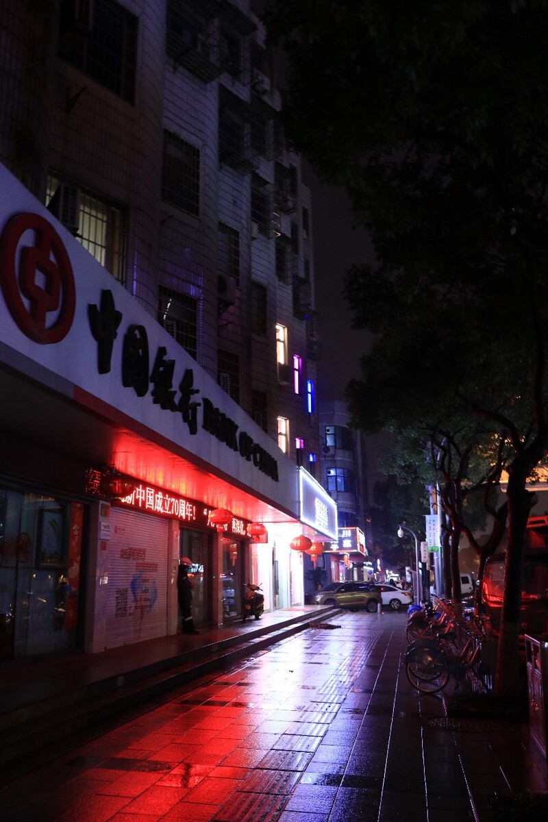 夜幕下避雨休息的人儿