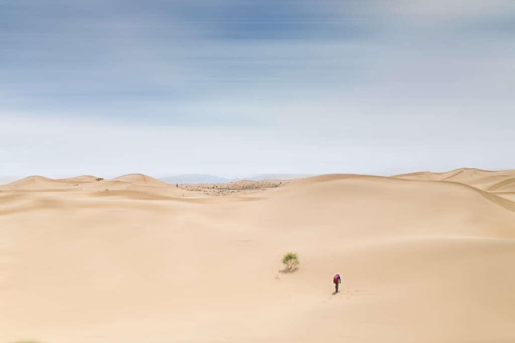 横穿库布齐沙漠中的领队，感叹生命