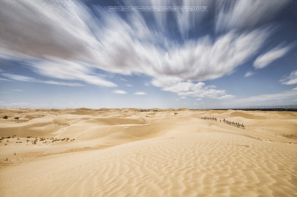 库布齐沙漠中穿行的驼队，犹如驶入时空隧道。