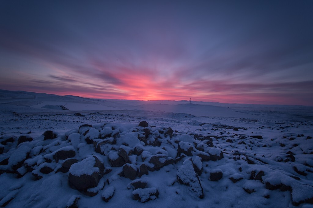 额尔古纳雪原上的日出，还未见到，脸就早已冻得通红。