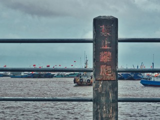 832843
