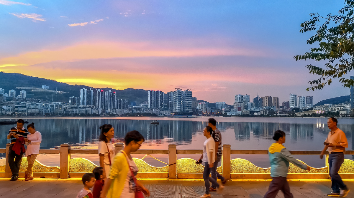 拍于云南省个旧市金湖公园,傍晚的夕阳晚霞伴随着人们漫步在