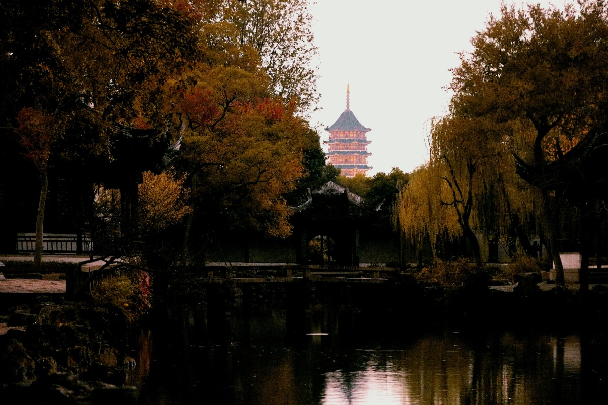 拙政园拍摄的苏州北寺塔.