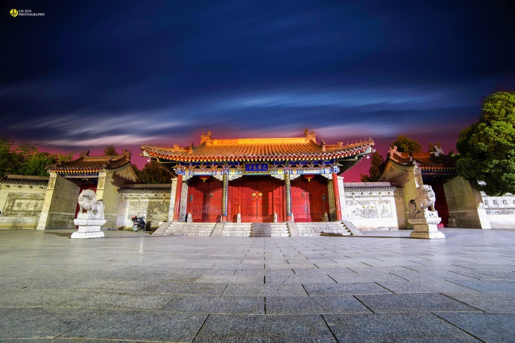 那天去逛大雁塔广场，找了一天没找到个机位PS：都是人。然后抱着拍照的心理还是拍了一张看不见大雁塔的照片。