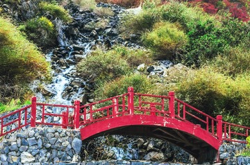 山涧红桥