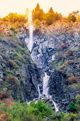 山涧瀑布