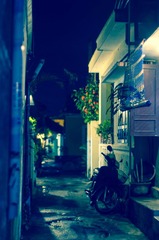 古镇夜晚的小巷
