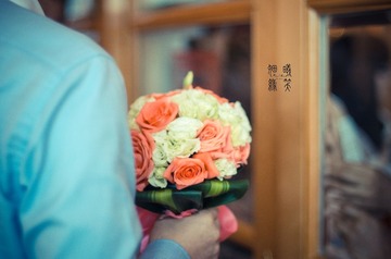 捧花的新郎