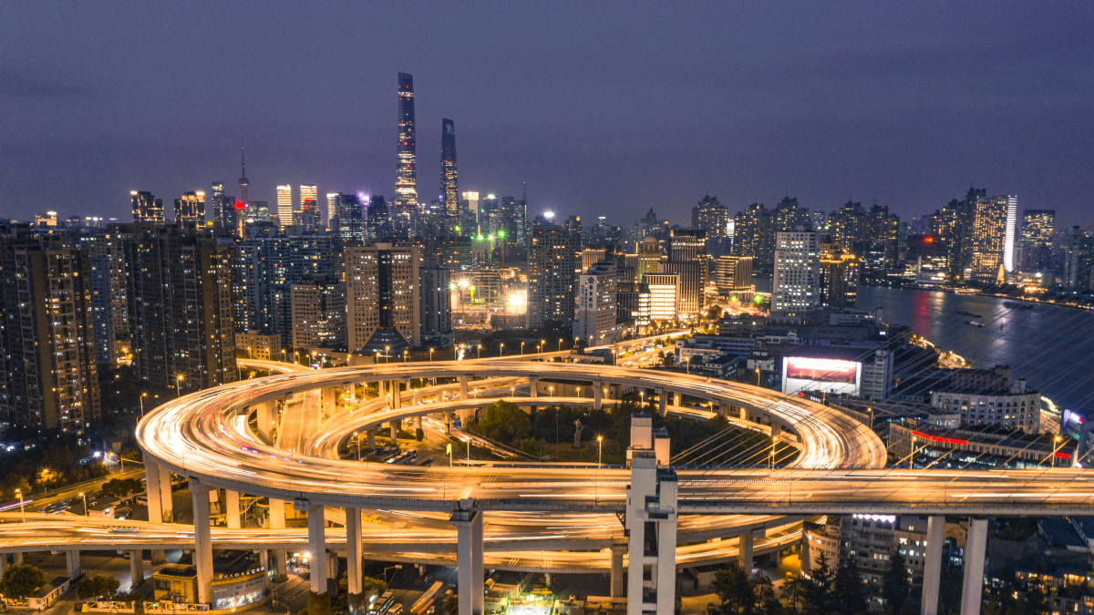 远处的璀璨星火是世界级夜景城市上海