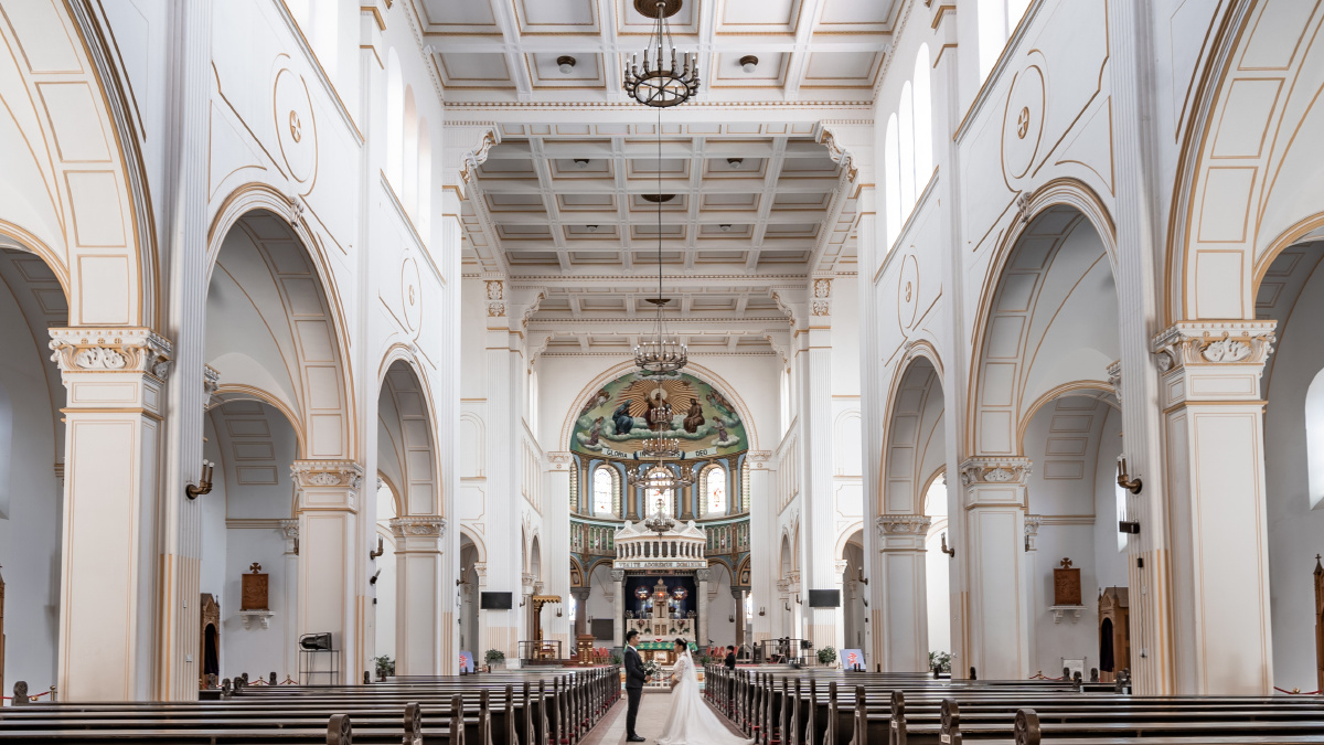 青岛圣弥额尔大教堂内景,跟着托马斯老师的课程,三张不同曝光合并的