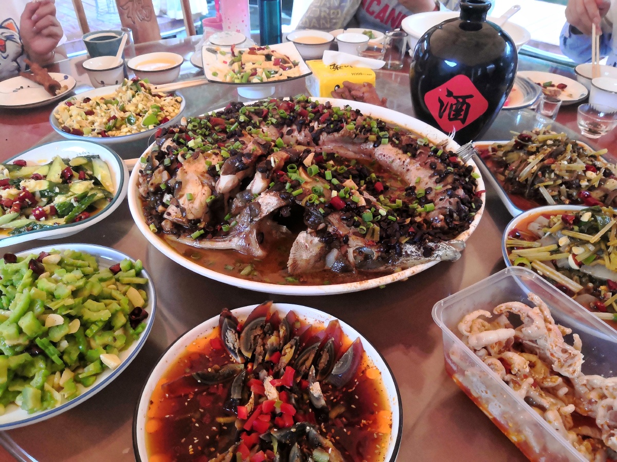 聚餐,会餐,有酒有肉还有鱼.