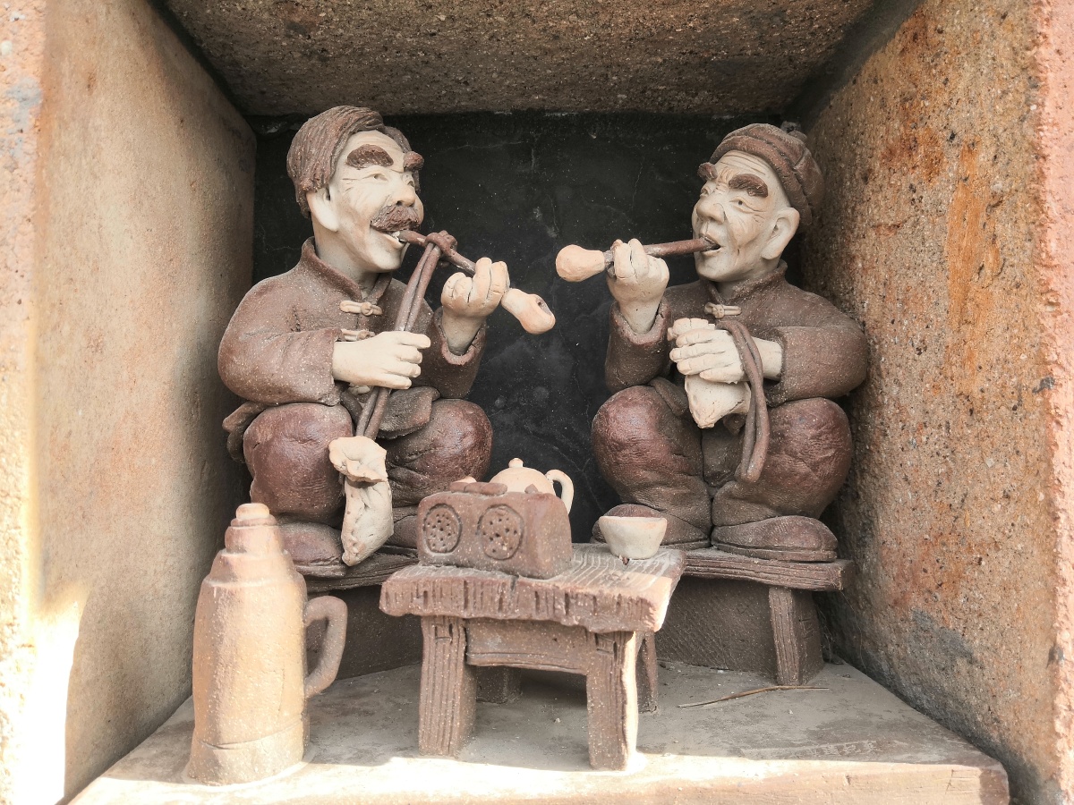 陕西陈炉古镇瓷人陶人抽旱烟
