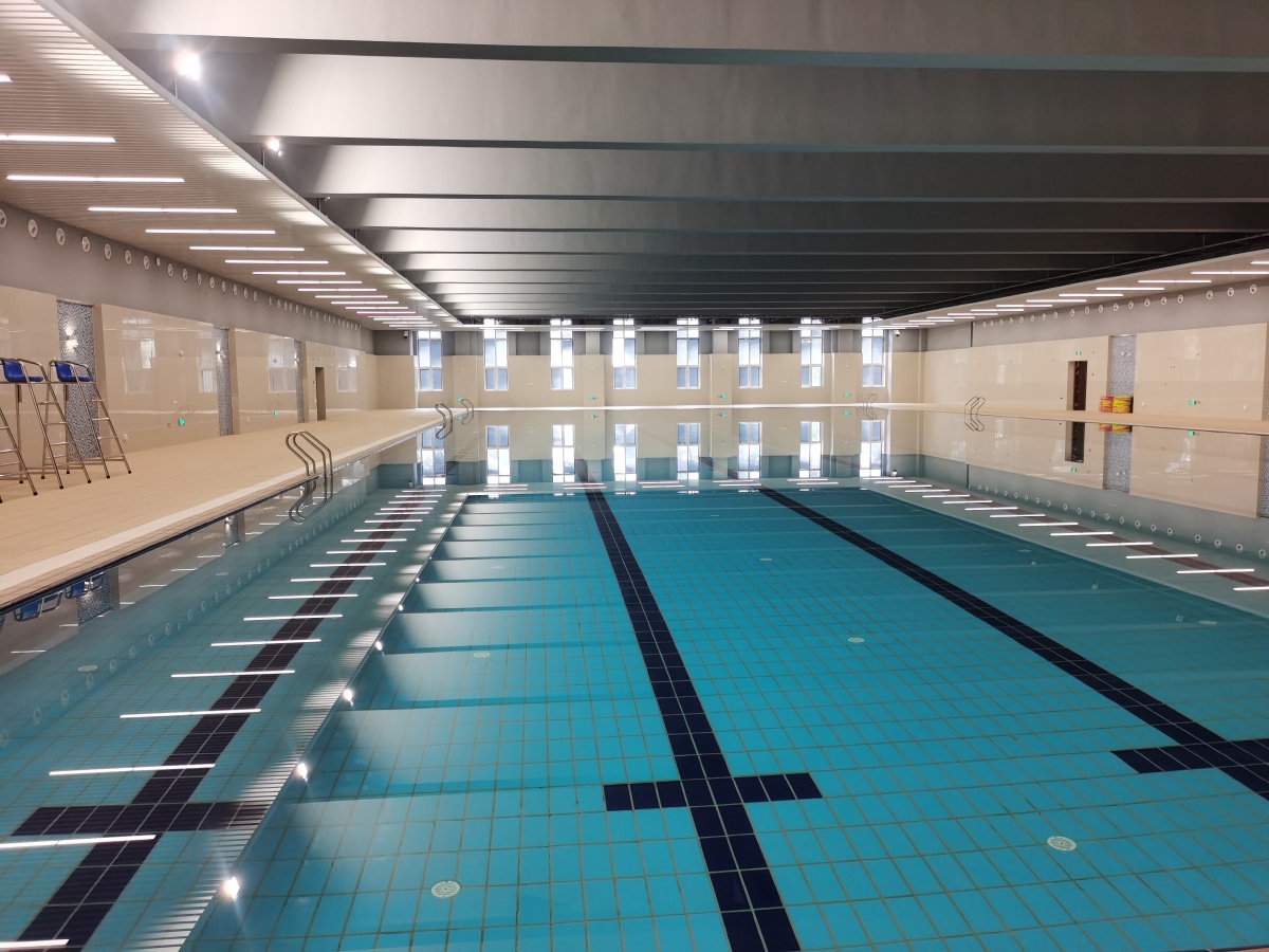 游泳馆空无一人的游泳馆泳池室内游泳馆