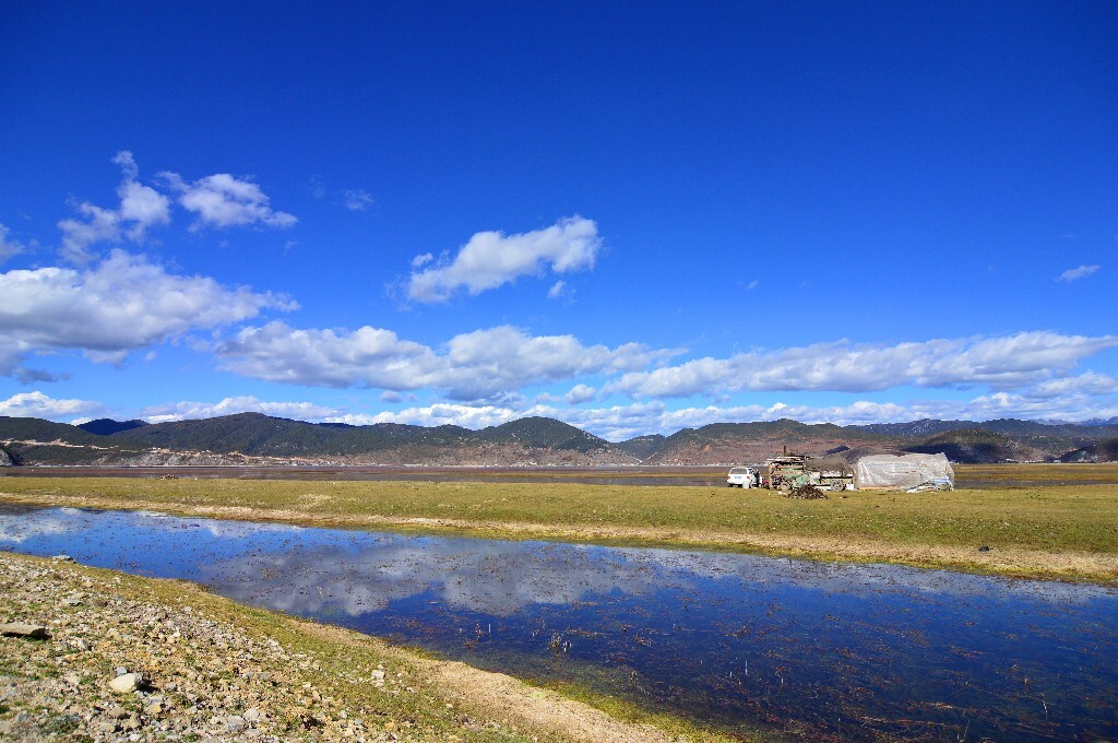 拍摄地点：云南纳帕海<br />
拍摄时间：2015.11.2<br />
那天骑车到这片“海”来，路上遇见了分别来自上海跟广西的自驾游哥们。正饿着去找饭店时，广西的哥们送来了三个大苹果；而上海的哥们第二天也刚好要到丽江古城去，所以我们也能坐上了顺风车。谢谢他们！<br />
微博： @刘杰西_ <a href="http://weibo.com/btoj" target="_blank" rel="nofollow">http://weibo.com/btoj</a> <br />
poco网： <a href="http://jessie-liu.poco.cn" target="_blank" rel="nofollow">http://jessie-liu.poco.cn</a>