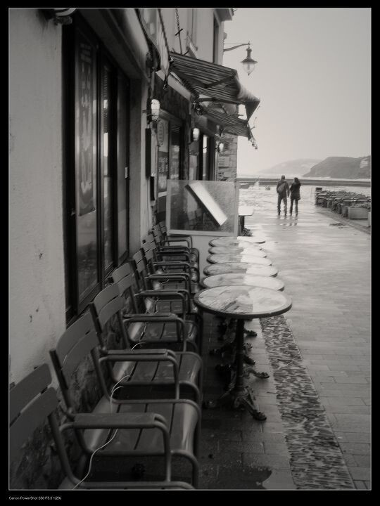 情侣与海边小酒馆<br />
