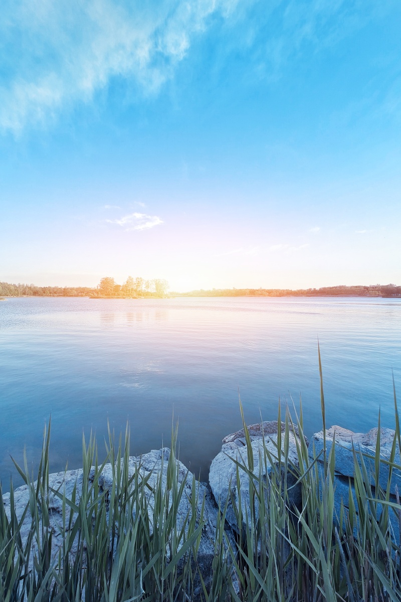 傍晚时分的南海子公园波澜不惊的湖面如同睡着了一般平静