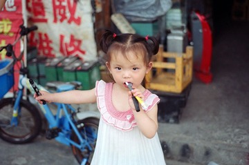 五金店的小女孩