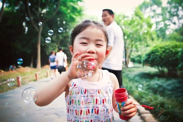小妹妹吹泡泡