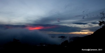 一抹朝霞出云来