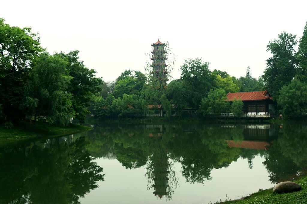 武汉·解放公园，这里的园林为了纪念一个国家的解放，平静的湖面，倒映着古塔，“安静”是这里的主旋律，而这旋律回荡出的分明是一个声音——“和平”
