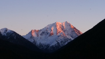 607775