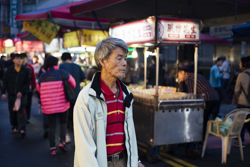 在夜市上的很多当地老人