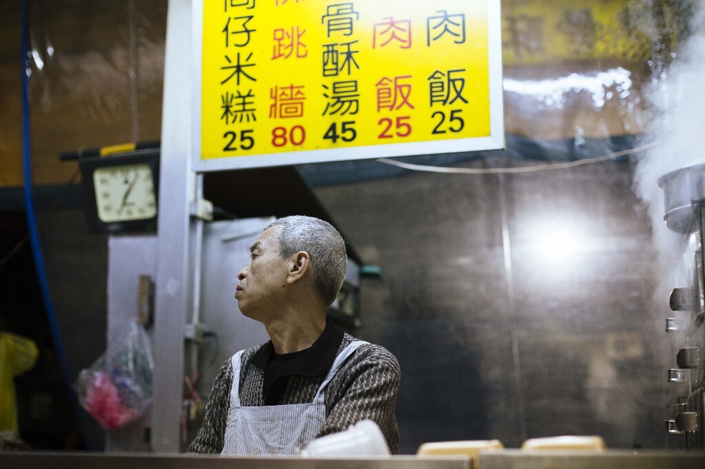 佛跳墙（和福州的佛跳墙不一样！）摊位的老板在等待生意
