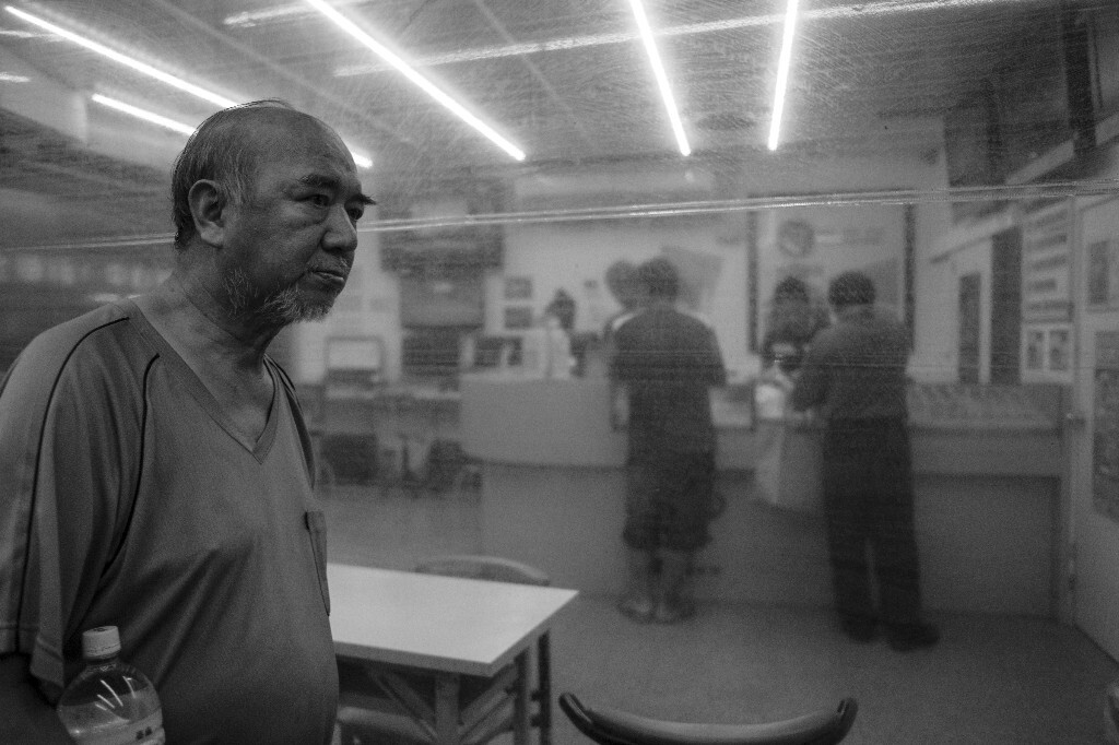 一层膜隔开彩票店和人行道   很诡异