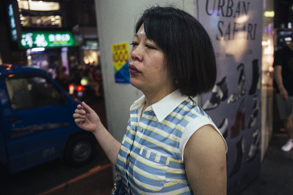 画了浓妆的女人，看上去很疲惫   和西门町的气质相符