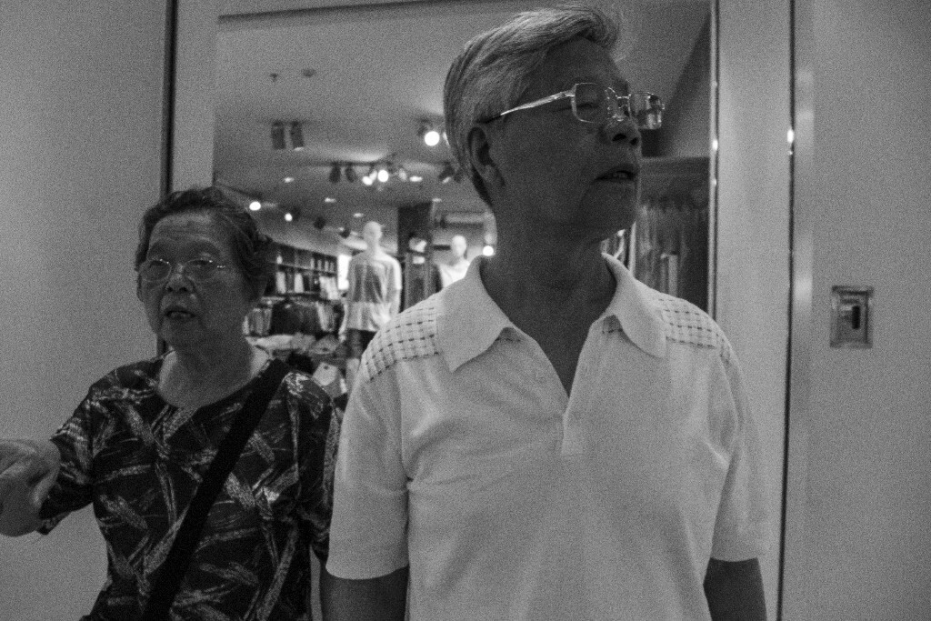 H&amp;M门口的老夫妻