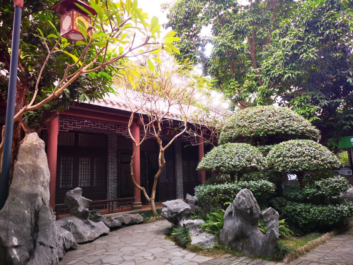 东坡园惠州西湖风景区里有一个院落叫东坡园里面有东坡雕像王朝云雕像