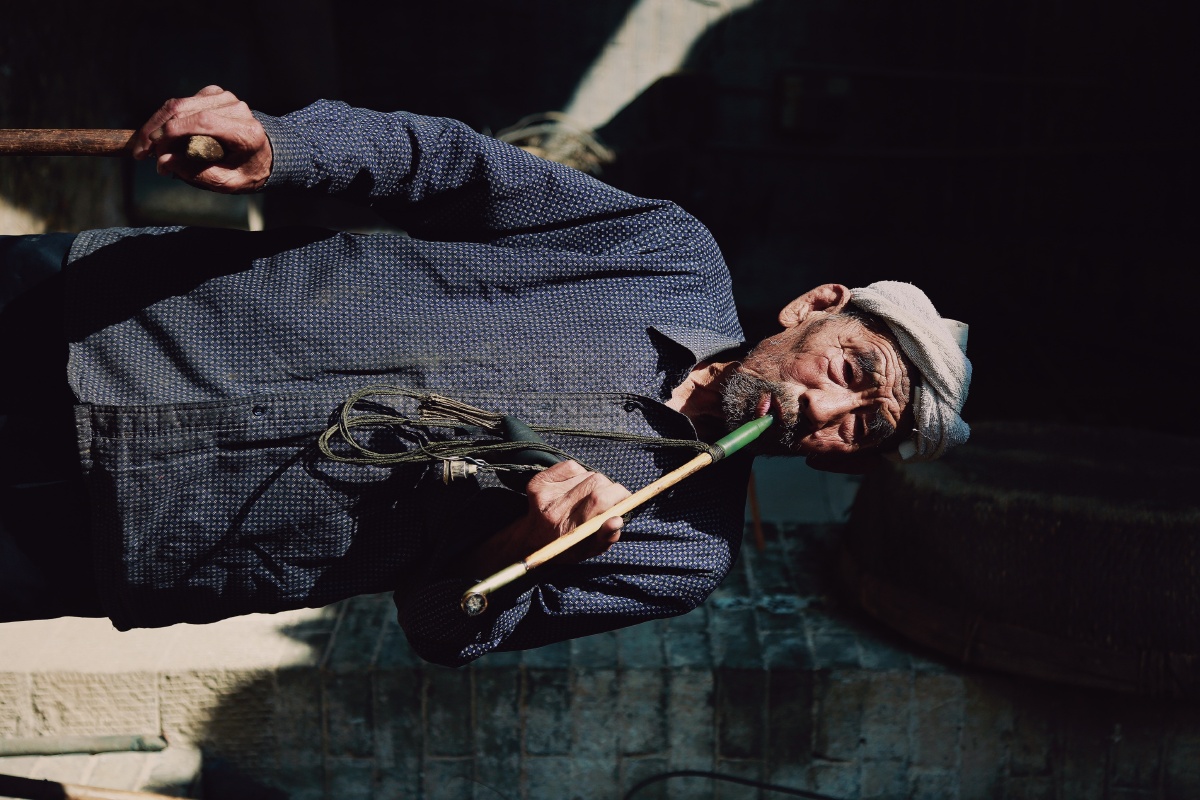 图中大爷住在碛口古镇李家庄!这是有着东财主后人之称的李大爷!