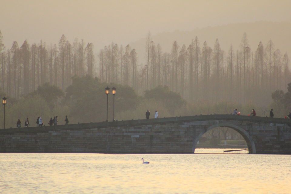 夕阳断桥<br />
