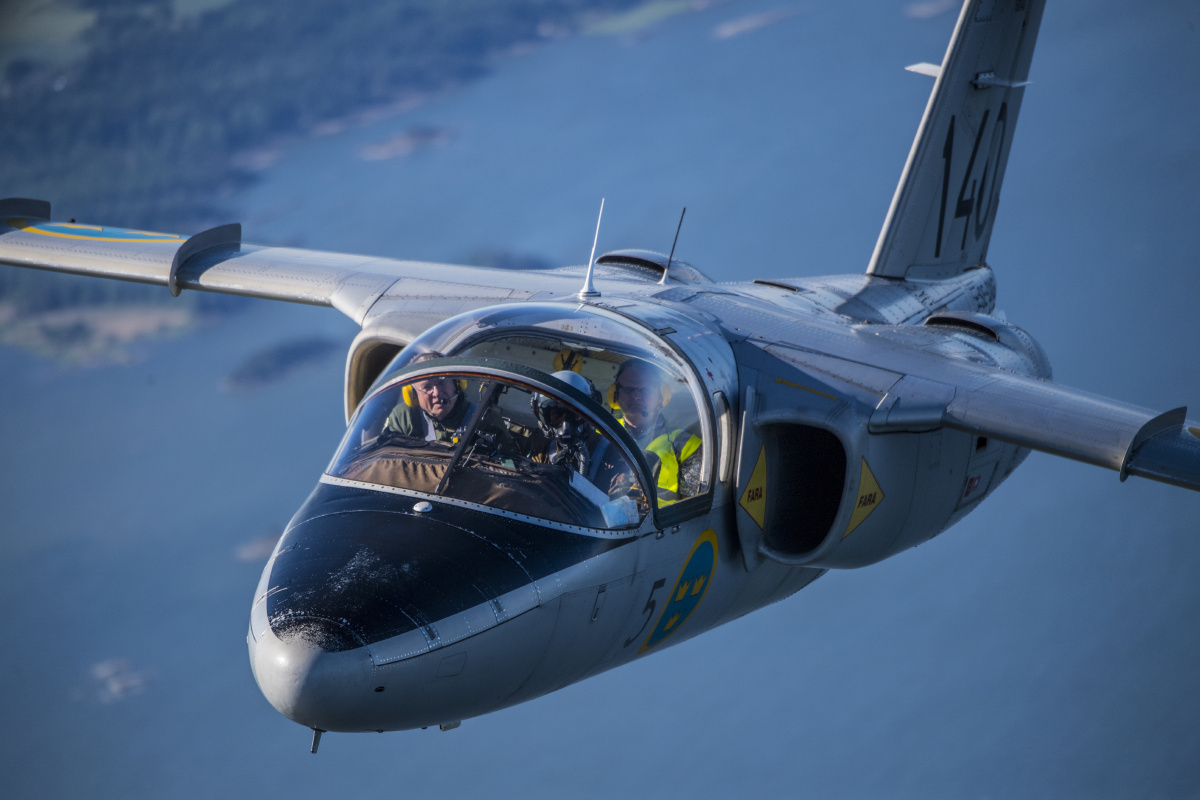 瑞典特罗尔海坦萨博公司的萨博105空对空拍摄a2a