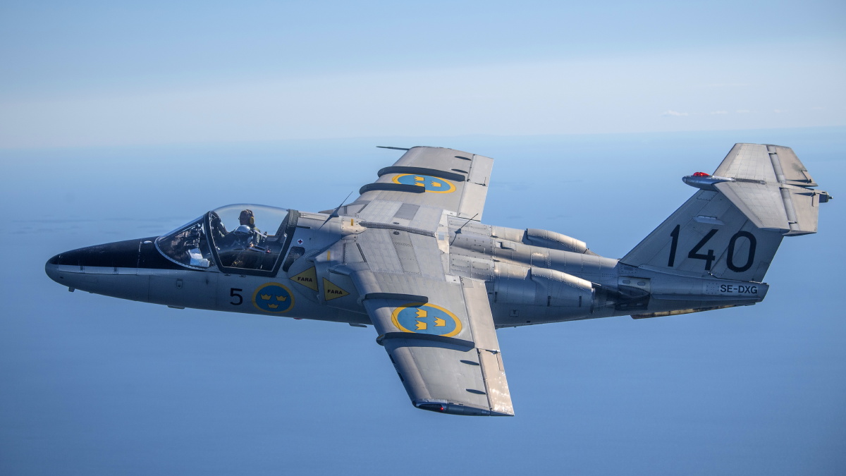 瑞典特罗尔海坦萨博公司的萨博105空对空拍摄a2a