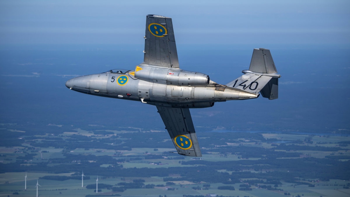 瑞典特罗尔海坦萨博公司的萨博105空对空拍摄a2a