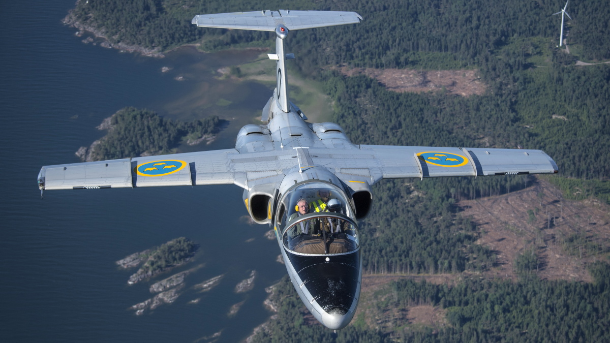 瑞典特罗尔海坦萨博公司的萨博105空对空拍摄a2a